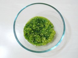 Аджика из острого зеленого перца с чесноком и специями