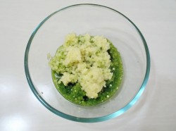 Аджика из острого зеленого перца с чесноком и специями