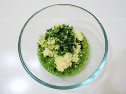 Аджика из острого зеленого перца с чесноком и специями