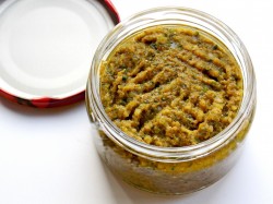 Аджика из острого зеленого перца с чесноком и специями