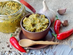 Аджика из острого зеленого перца с чесноком и специями