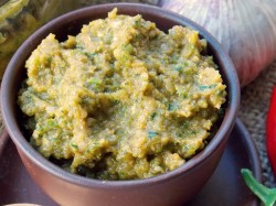 Аджика из острого зеленого перца с чесноком и специями