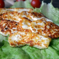 Адыгейский сыр с чесноком на сковородке