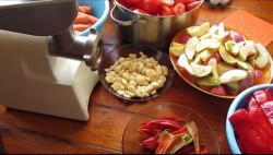 домашняя аджика с яблоками и морковью