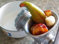 Аджика из слив с чесноком и томатной пастой - шаг 3