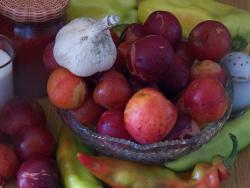 Аджика из слив с чесноком и томатной пастой - шаг 1