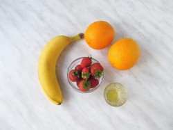 Апельсиновый смузи с клубникой и бананом