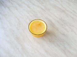 Апельсиновый смузи с клубникой и бананом