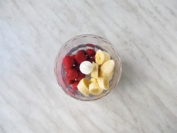 Апельсиновый смузи с клубникой и бананом