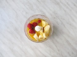 Апельсиновый смузи с клубникой и бананом