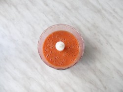 Апельсиновый смузи с клубникой и бананом