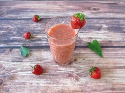 Апельсиновый смузи с клубникой и бананом