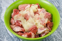 Армянский шашлык мягкий и сочный на мангале