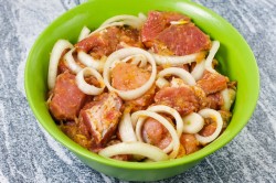 Армянский шашлык мягкий и сочный на мангале