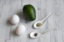 Авокадо с яйцом в духовке