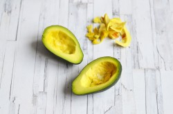 Авокадо с яйцом в духовке