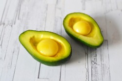 Авокадо с яйцом в духовке