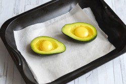 Авокадо с яйцом в духовке