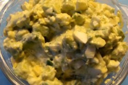 название картинки Авокадо с йогуртом и яйцом