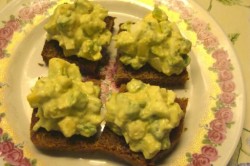 название картинки Авокадо с йогуртом и яйцом