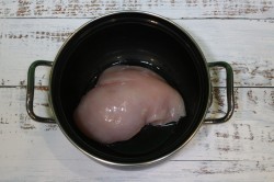 Азиатский острый суп с курицей и овощами