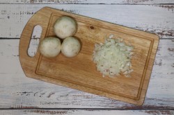 Азиатский острый суп с курицей и овощами
