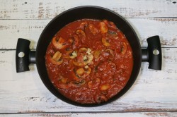 Азиатский острый суп с курицей и овощами