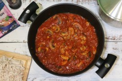 Азиатский острый суп с курицей и овощами