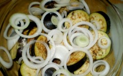 Баклажаны гриль с луком и уксусом