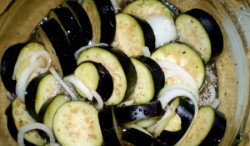 Баклажаны гриль с луком и уксусом