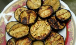 Баклажаны гриль с луком и уксусом