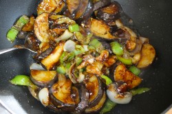 Баклажаны болгарский перец соевый соус на сковороде - шаг 10