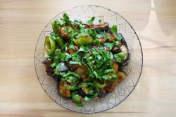 Баклажаны болгарский перец соевый соус на сковороде - шаг 11