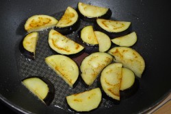 Баклажаны болгарский перец соевый соус на сковороде - шаг 1