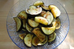 Баклажаны болгарский перец соевый соус на сковороде - шаг 2