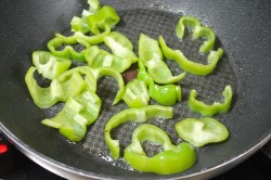 Баклажаны болгарский перец соевый соус на сковороде - шаг 5