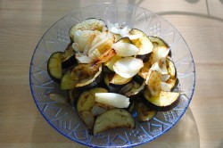 Баклажаны болгарский перец соевый соус на сковороде - шаг 4