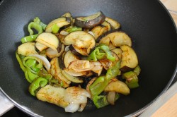 Баклажаны болгарский перец соевый соус на сковороде - шаг 8