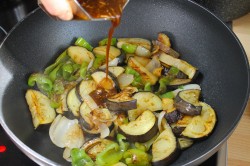 Баклажаны болгарский перец соевый соус на сковороде - шаг 9