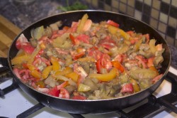 название картинки Баклажаны с перцами и томатами