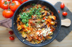 название картинки Баклажаны с болгарским перцем и помидорами тушеные