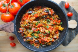 название картинки Баклажаны с болгарским перцем и помидорами тушеные