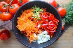 название картинки Баклажаны с болгарским перцем и помидорами тушеные