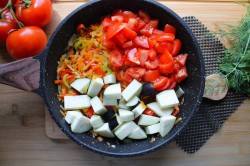 название картинки Баклажаны с болгарским перцем и помидорами тушеные