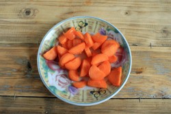 название картинки Баклажаны тушеные с овощами на сковороде