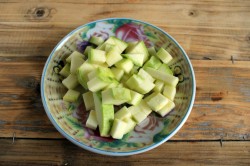 название картинки Баклажаны тушеные с овощами на сковороде