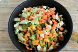 название картинки Баклажаны тушеные с овощами на сковороде