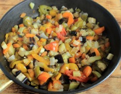 название картинки Баклажаны тушеные с овощами на сковороде