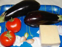 Баклажаны кружочками с помидорами сыром и чесноком