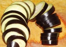 Баклажаны кружочками с помидорами сыром и чесноком